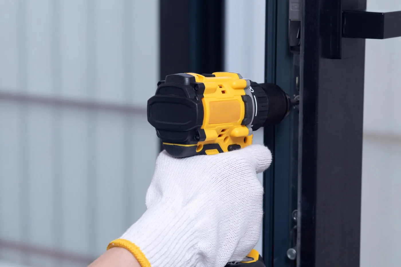 Pose d'un cylindre neuf sur une porte de maison de la boucle de l'Oise